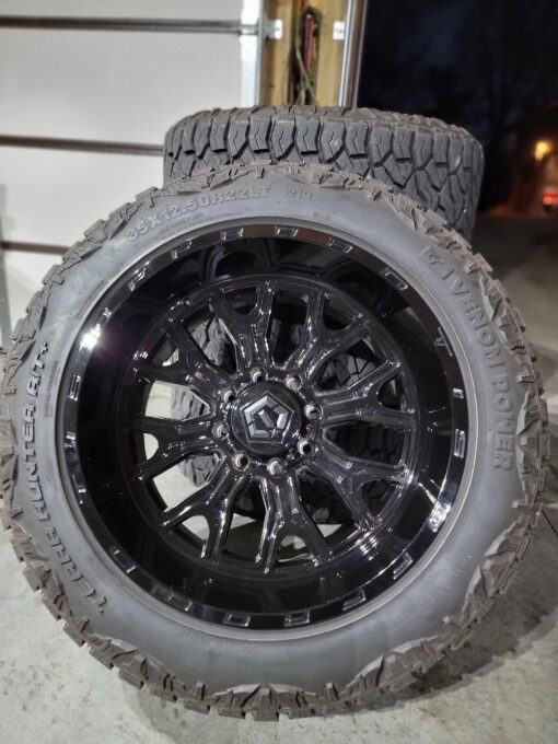22x12 tis 560b wheels wrapped in venom hunter+ 35x12.50-22. 8x170