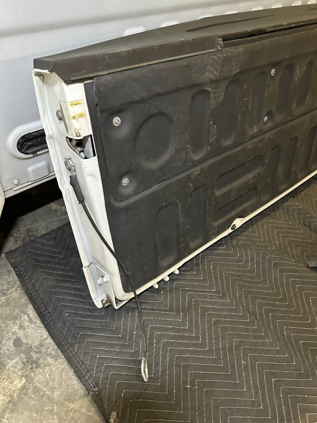 2017–2022 Ford F-250 / F-350 Factory Platinum Tailgate w/ Step & Camera – Oxford White - Image 7