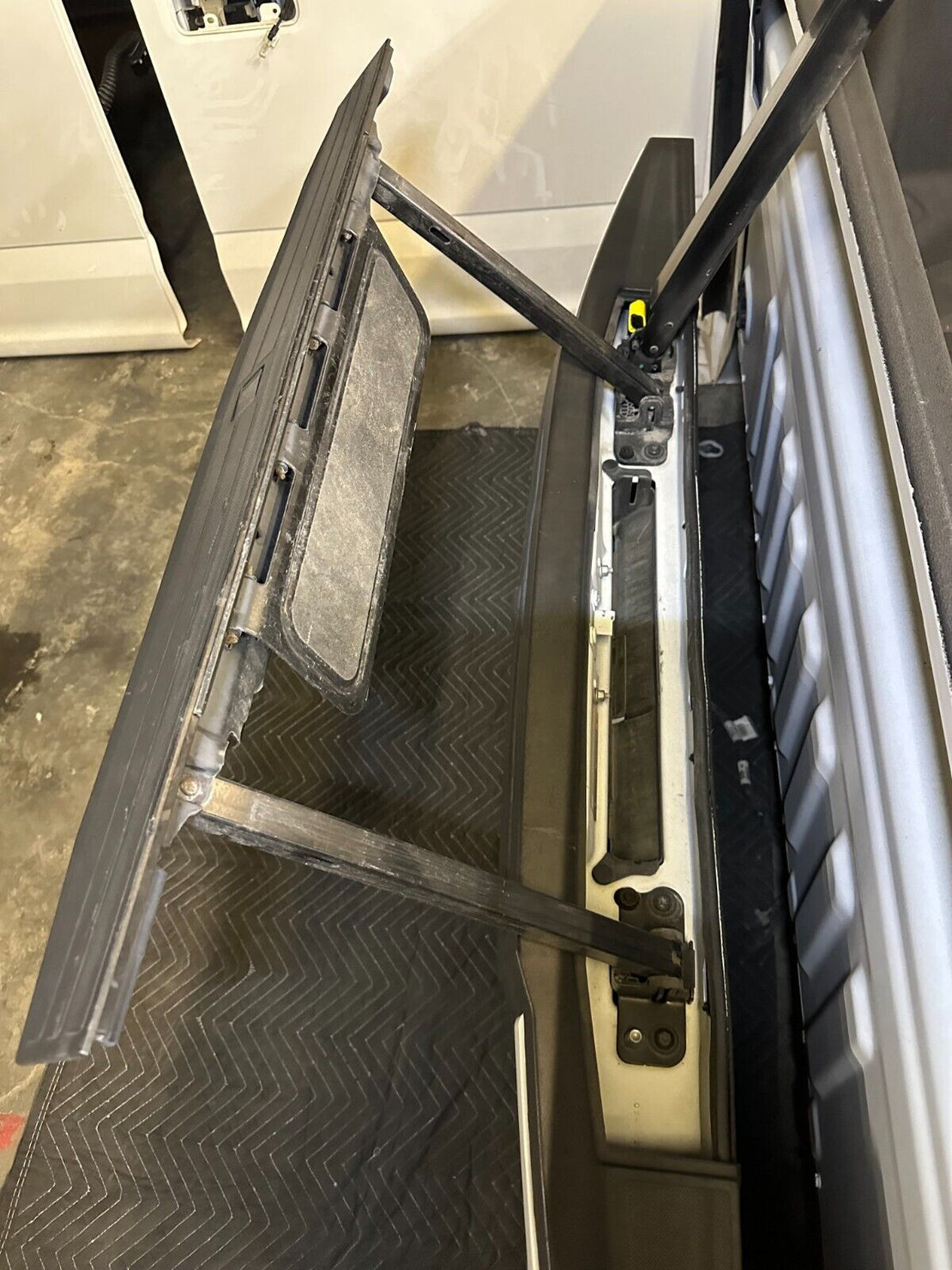 2017–2022 Ford F-250 / F-350 Factory Platinum Tailgate w/ Step & Camera – Oxford White - Image 8