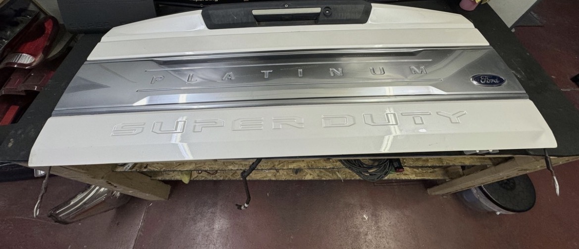 2017–2022 Ford F-250 / F-350 Factory Platinum Tailgate w/ Step & Camera – Oxford White - Image 2