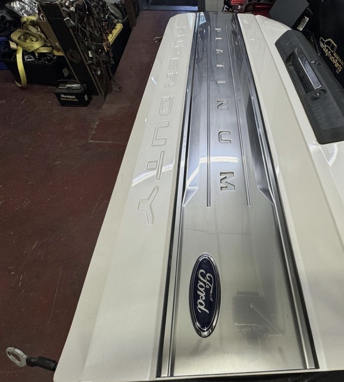 2017–2022 Ford F-250 / F-350 Factory Platinum Tailgate w/ Step & Camera – Oxford White - Image 4
