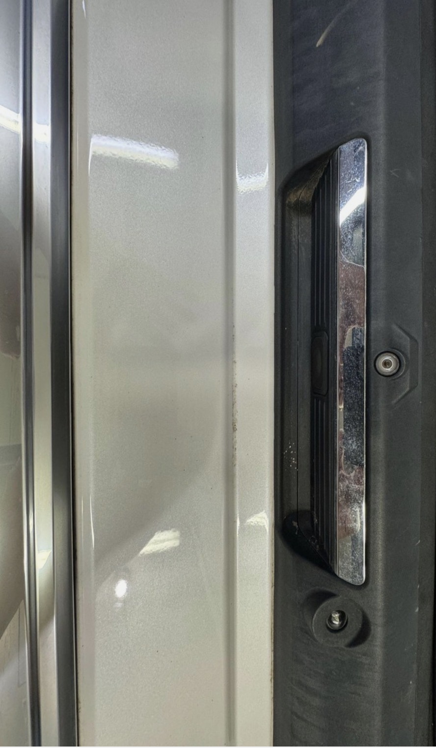 2017–2022 Ford F-250 / F-350 Factory Platinum Tailgate w/ Step & Camera – Oxford White - Image 5