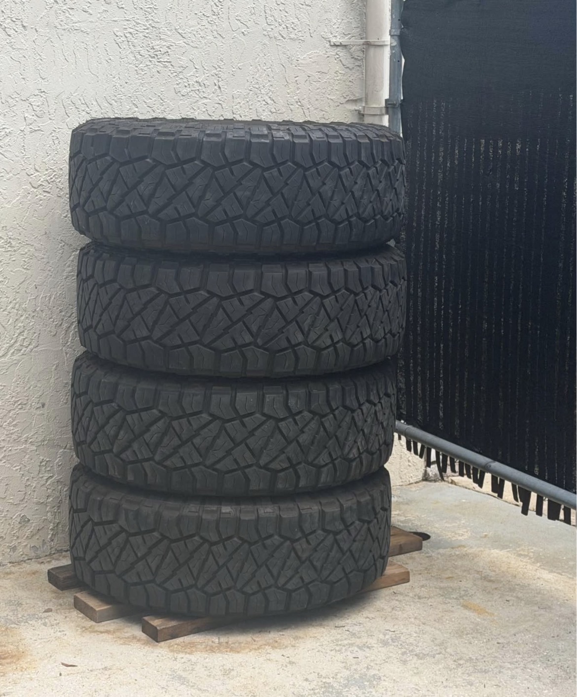 37x12.50R20 Nitto Ridge Grappler Tires – Aggressive Hybrid All-Terrain Performance for Trucks