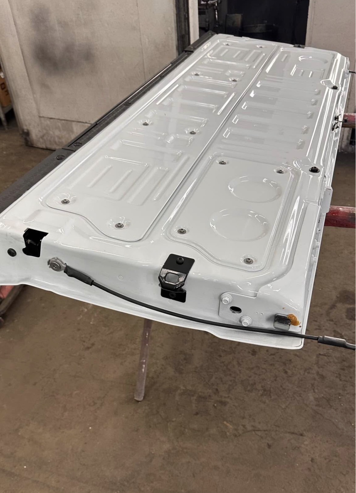 2023-2026 Ford F250 Tailgate White – OEM Oxford White Super Duty Tailgate Guide - Image 4