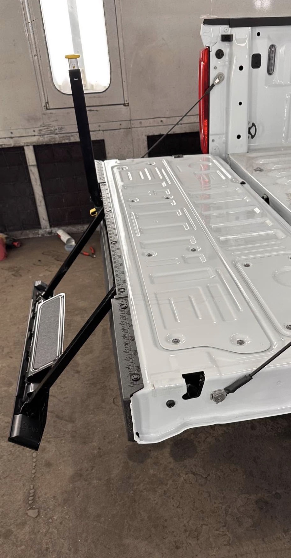2023-2026 Ford F250 Tailgate White – OEM Oxford White Super Duty Tailgate Guide - Image 5