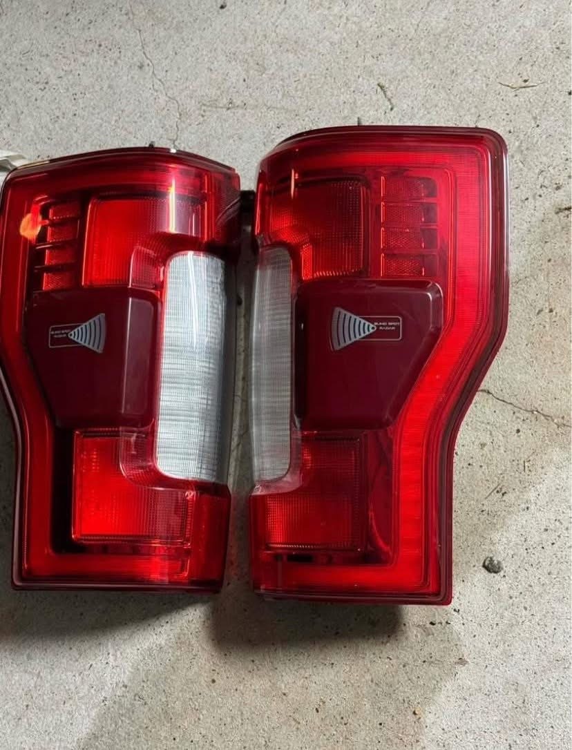 2017-2019 Ford F250 F350 F450 Super Duty BLIS Tail Light OEM Assembly For Sale - Image 3