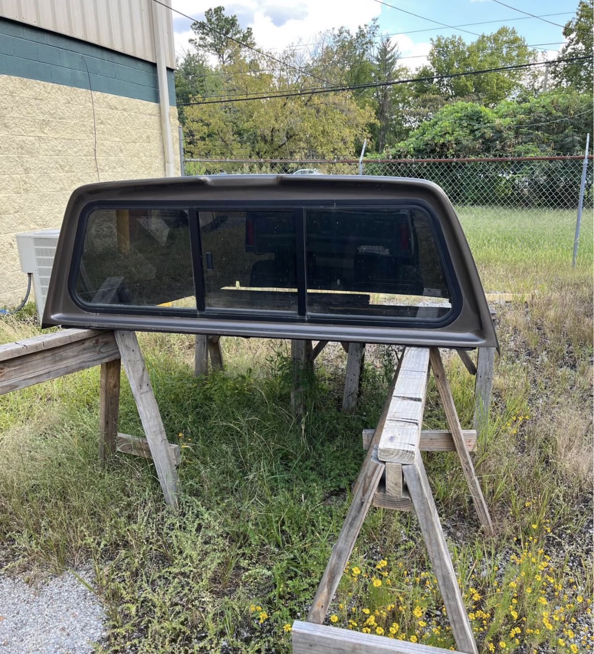 2011-2016 Ford F250 Super Duty LEER Camper Shell with Tailgate Ladder - Image 3