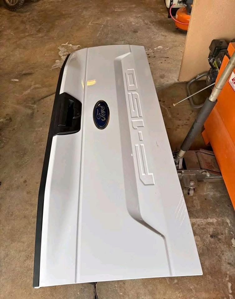 2015-2017 Ford F-150 XLT White Tailgate with Reverse Camera